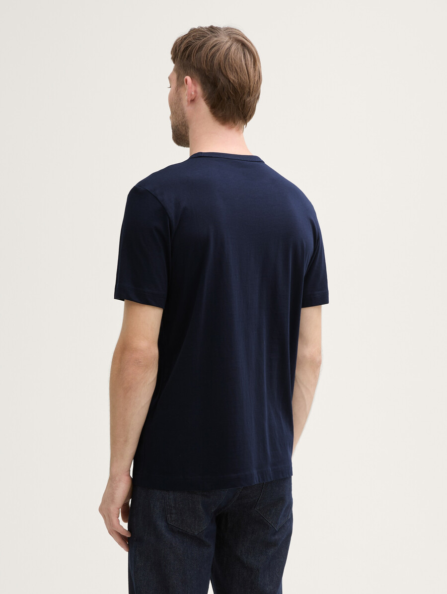 t-shirt avec poche poitrine