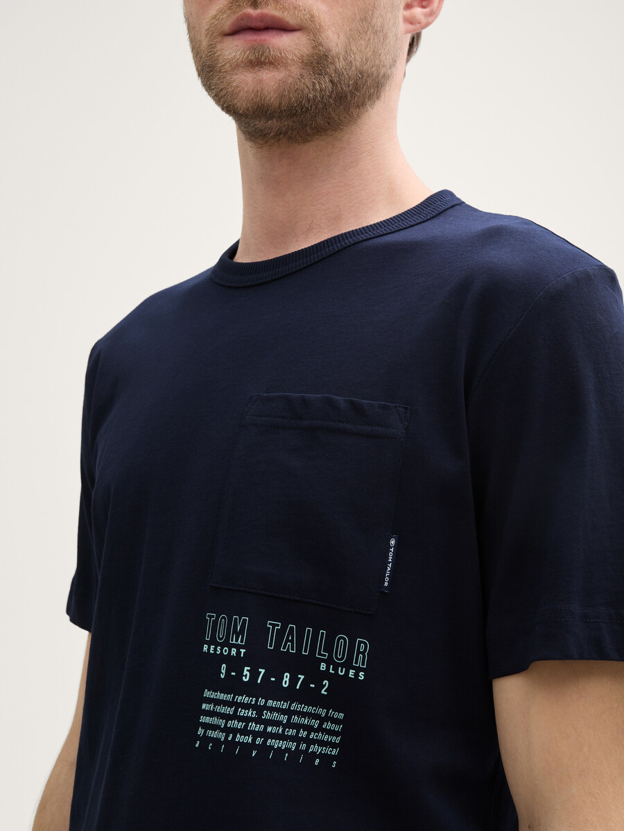 t-shirt avec poche poitrine