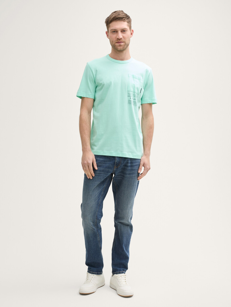 t-shirt avec poche poitrine