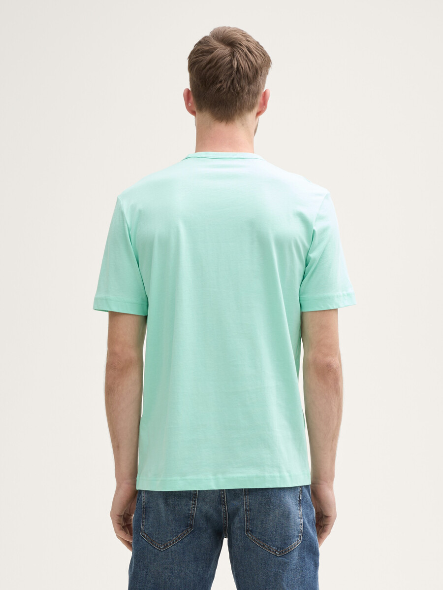t-shirt avec poche poitrine