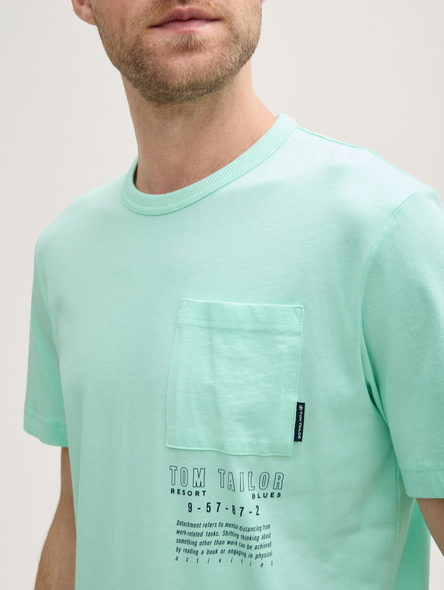 t-shirt avec poche poitrine