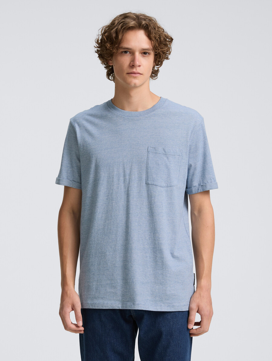 t-shirt avec poche poitrine