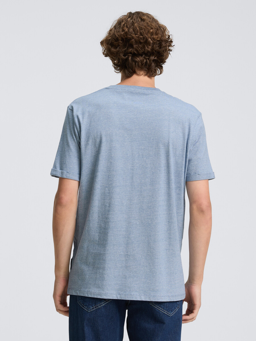 t-shirt avec poche poitrine