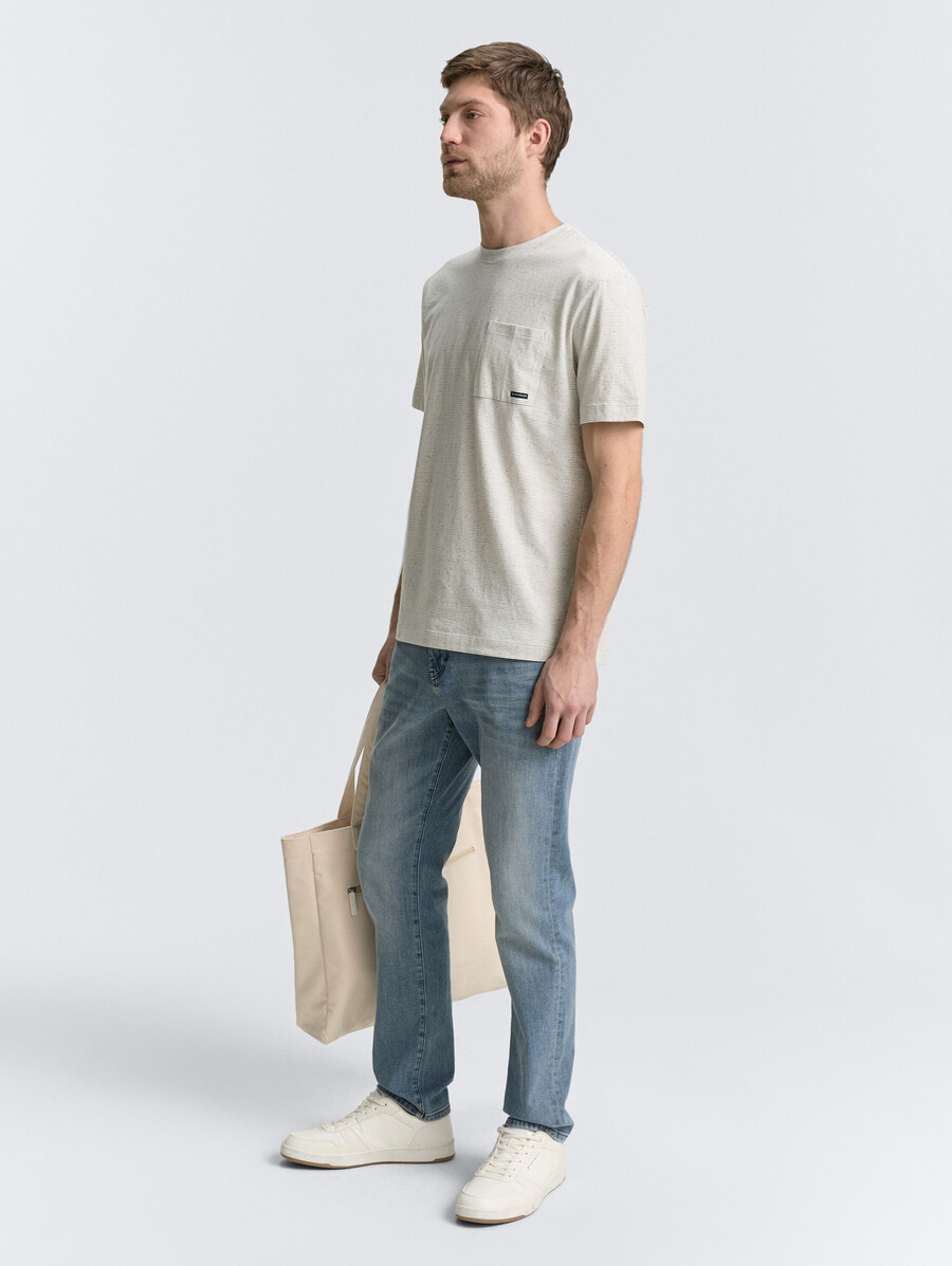t-shirt avec poche poitrine