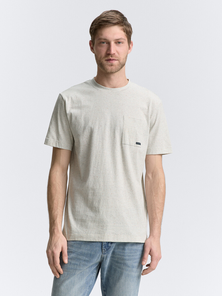 t-shirt avec poche poitrine