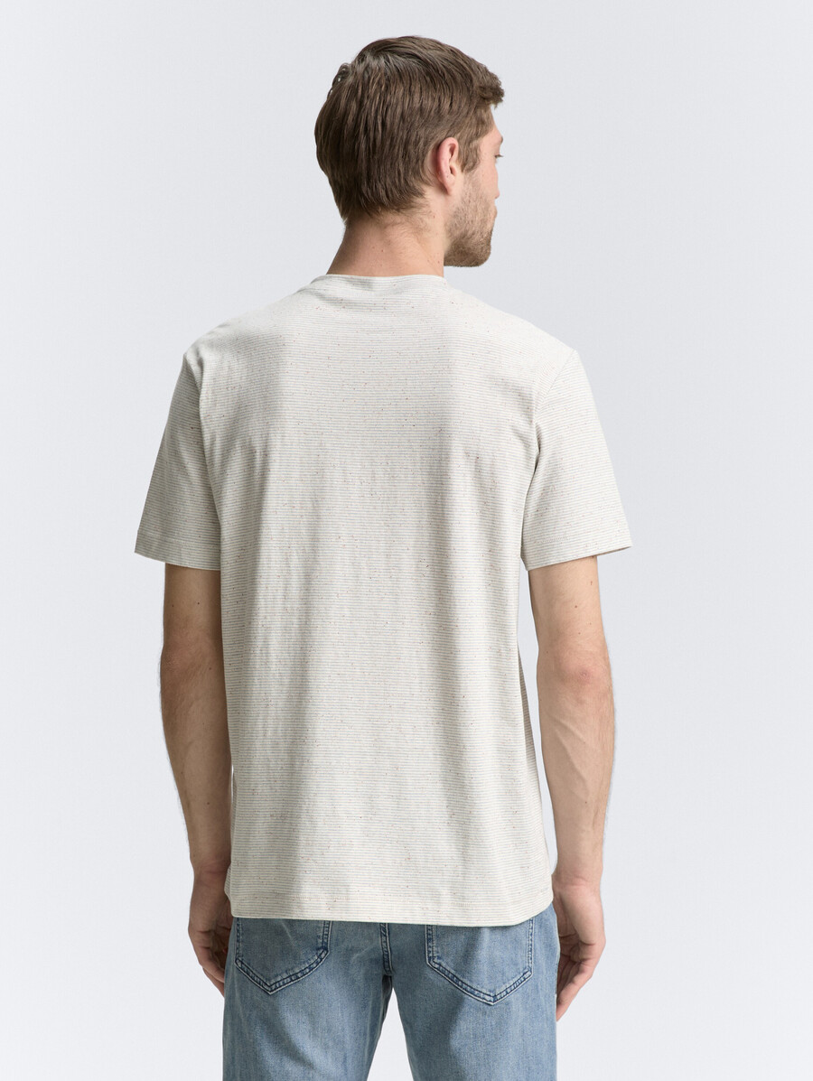 t-shirt avec poche poitrine