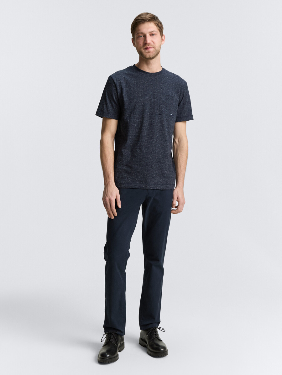t-shirt avec poche poitrine