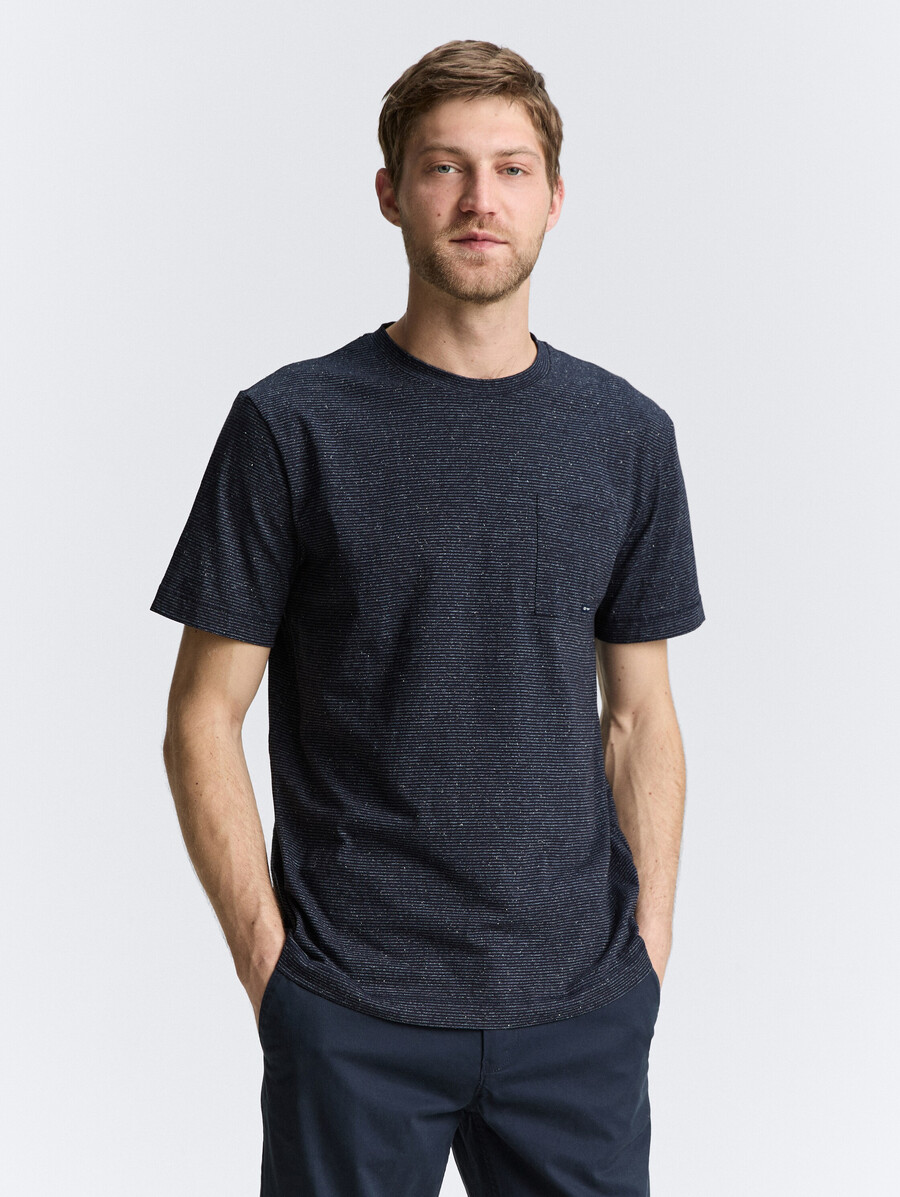 t-shirt avec poche poitrine