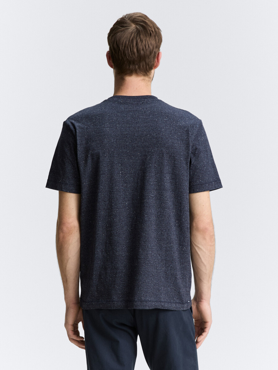 t-shirt avec poche poitrine