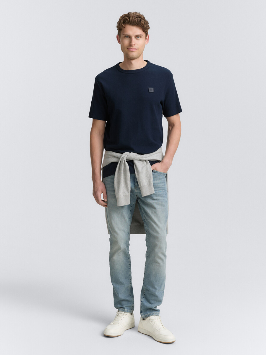 t-shirt avec badge logo