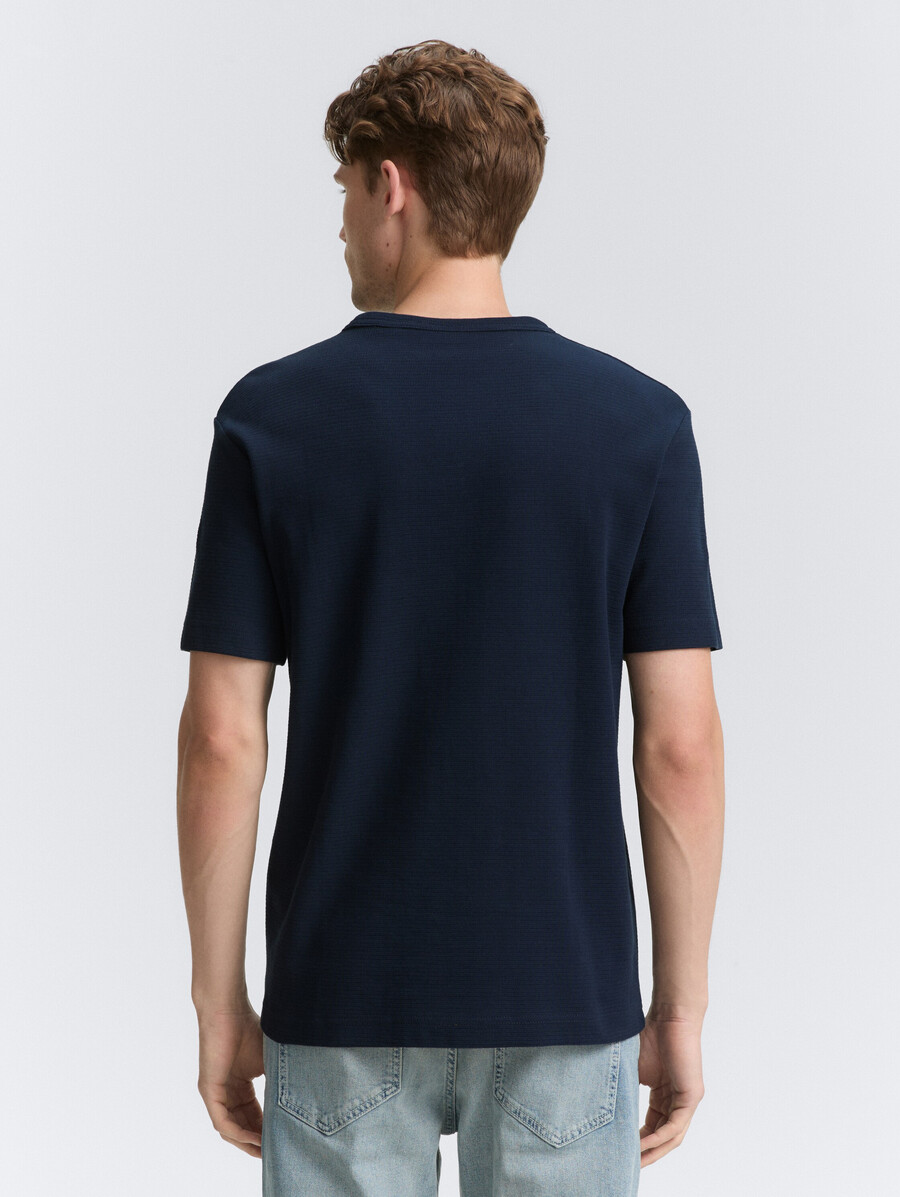 t-shirt avec badge logo