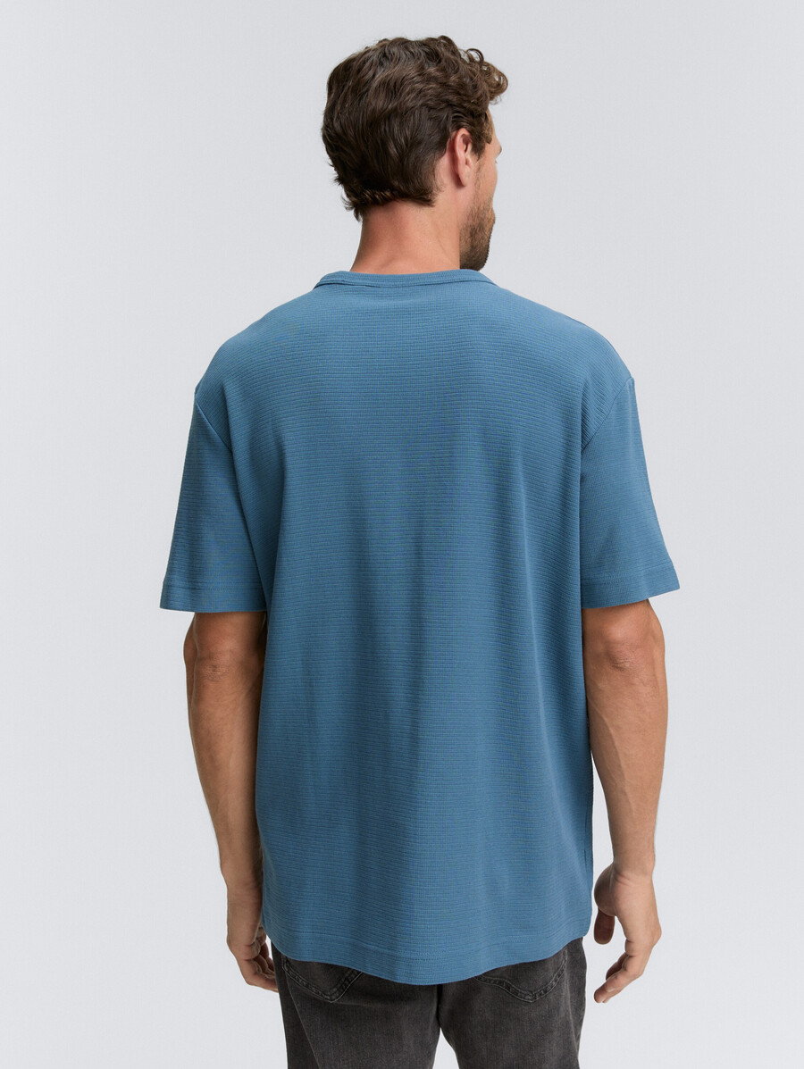 t-shirt avec badge logo