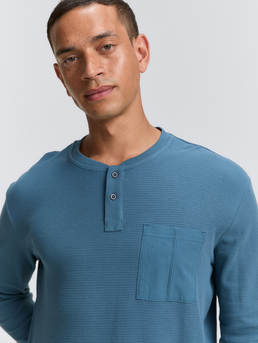 chemise henley côtelée à manches longues avec poche poitrine