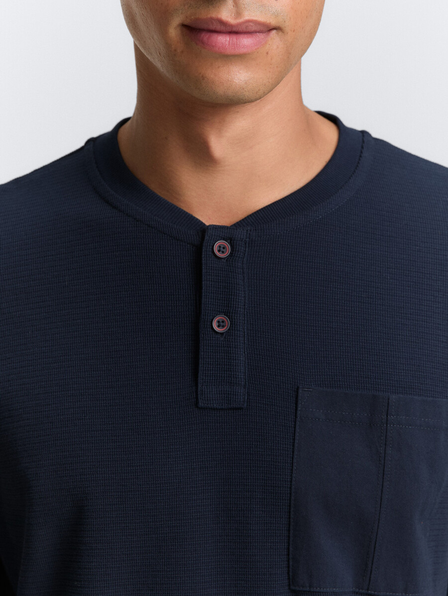 chemise henley côtelée à manches longues avec poche poitrine