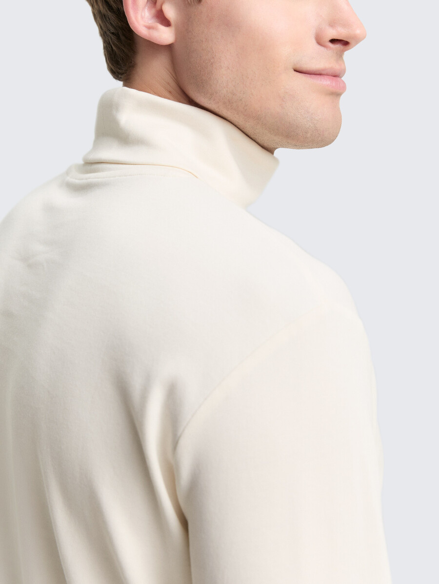 chemise à col roulé basique