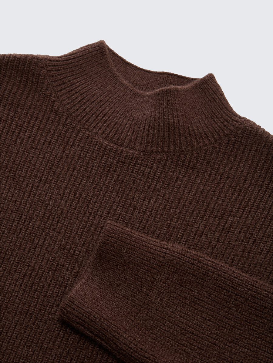 pull en maille à col montant
