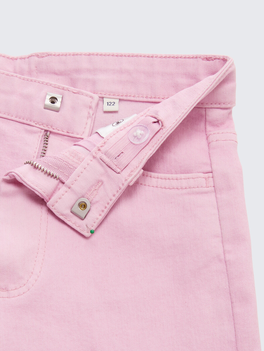 jean à jambes larges avec détails en forme de cœur