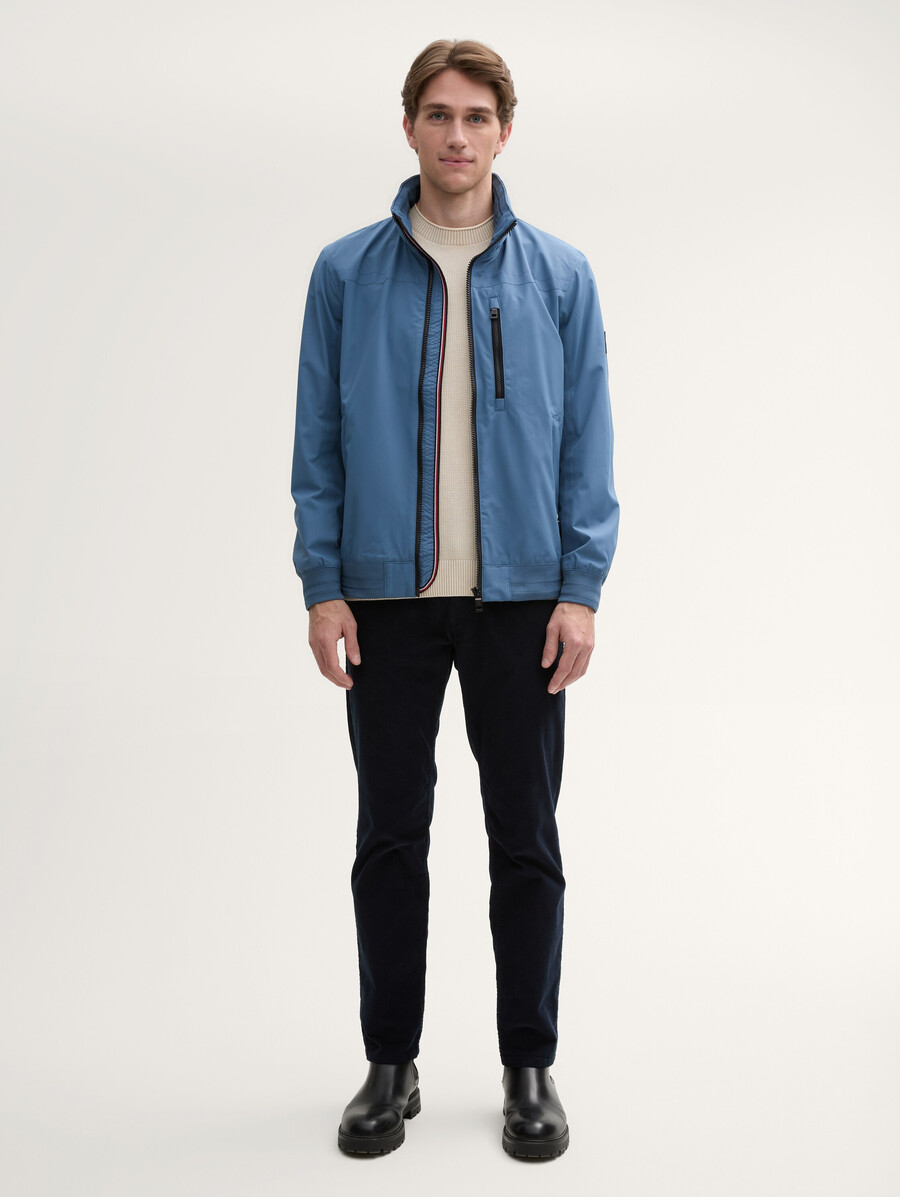 blouson à capuche et col montant