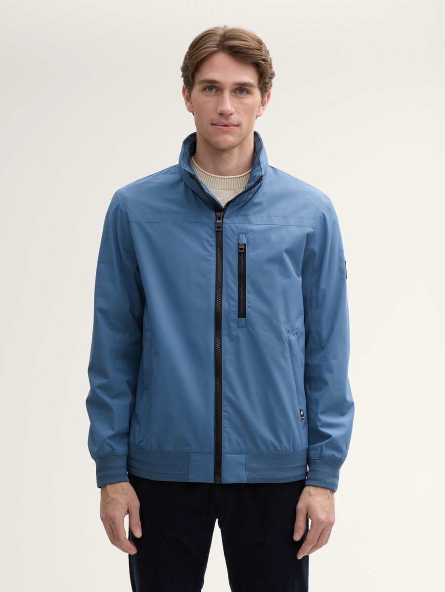 blouson à capuche et col montant